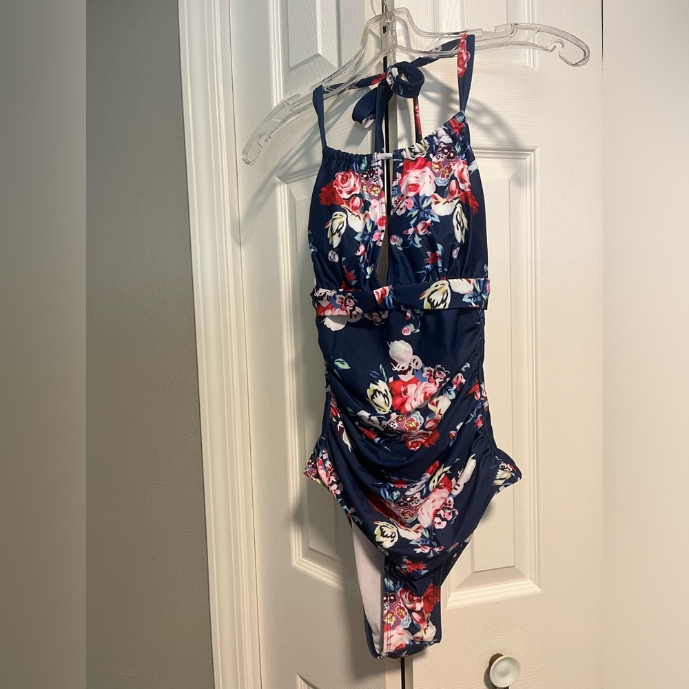 🌺Floral navy womens Med 1-pc swimsuit w/cutout at bust, pads, halter tie back